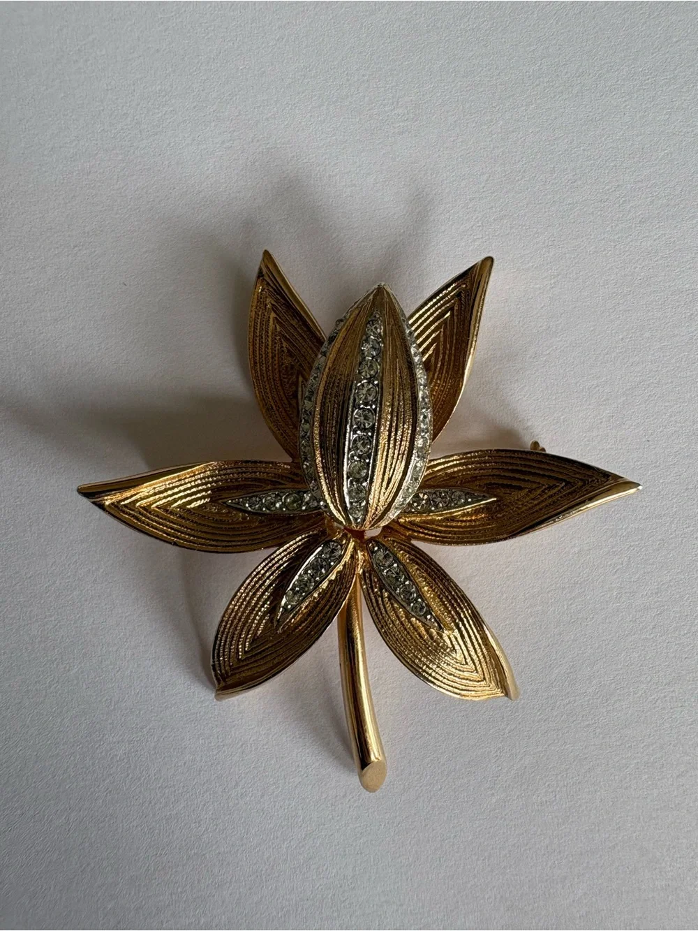 Vintage Kramer Clear Rhinestone Gold Tone Flower Brooch Pin‎ Orchid Water Lily